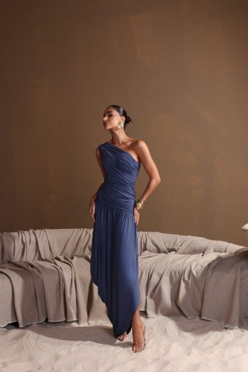 [PRÉ VENDA] VESTIDO LONGO ASSIMÉTRICO BRUNA - AZUL JEANS [ENVIOS A PARTIR DE 15/05/26]