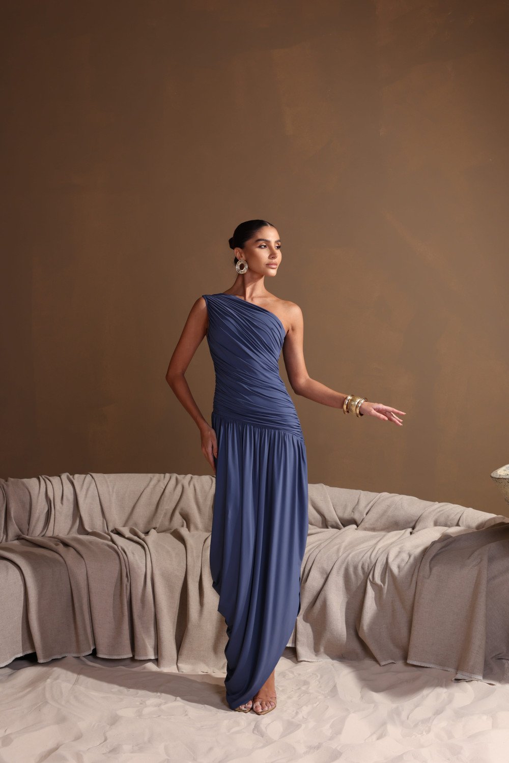 [PRÉ VENDA] VESTIDO LONGO ASSIMÉTRICO BRUNA - AZUL JEANS [ENVIOS A PARTIR DE 15/05/26]
