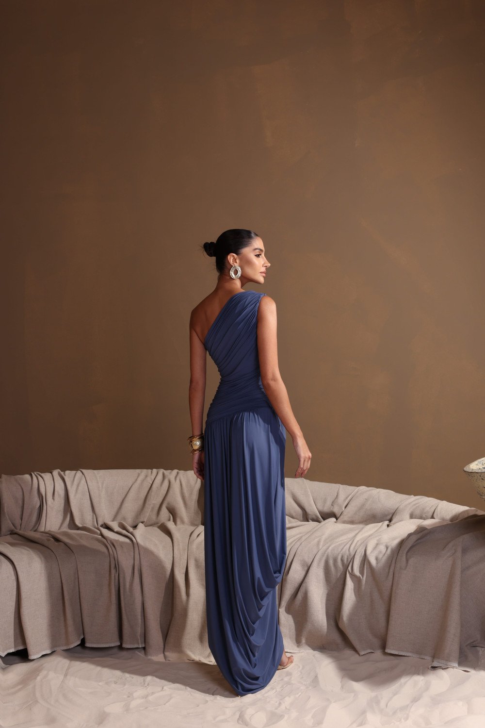 [PRÉ VENDA] VESTIDO LONGO ASSIMÉTRICO BRUNA - AZUL JEANS [ENVIOS A PARTIR DE 15/05/26]