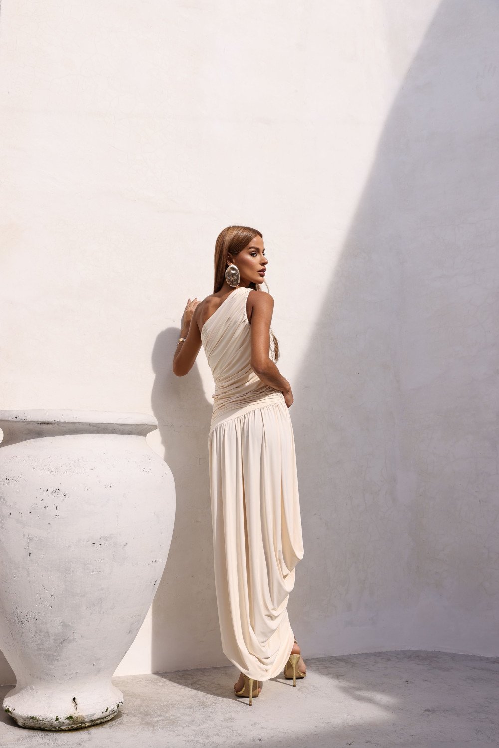 [PRÉ VENDA] VESTIDO LONGO ASSIMÉTRICO BRUNA - CHAMPANGNE [ENVIOS A PARTIR DE 15/05/26]