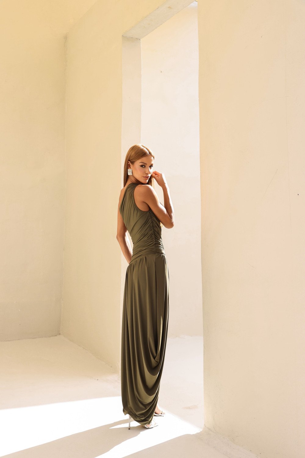 [PRÉ VENDA] VESTIDO LONGO ASSIMÉTRICO BRUNA - VERDE MILITAR [ENVIOS A PARTIR DE 15/05/26]