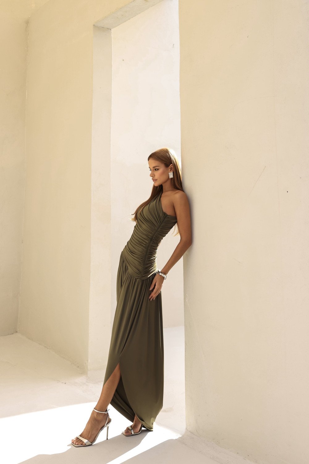 [PRÉ VENDA] VESTIDO LONGO ASSIMÉTRICO BRUNA - VERDE MILITAR [ENVIOS A PARTIR DE 15/05/26]