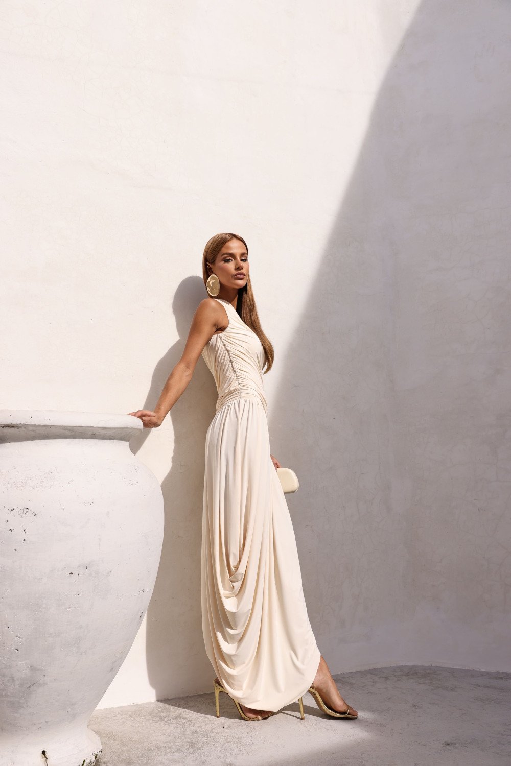 [PRÉ VENDA] VESTIDO LONGO ASSIMÉTRICO BRUNA - CHAMPANGNE [ENVIOS A PARTIR DE 15/05/26]