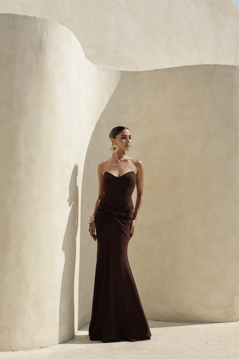 VESTIDO LONGO BARBATANA T.Q.C. TORCIDO - MARROM