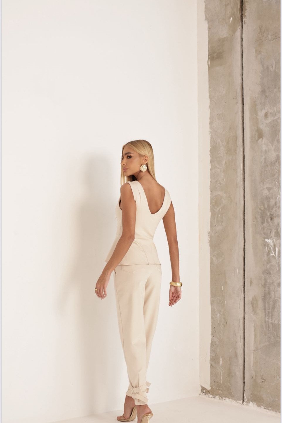 CONJUNTO MÔNICA BLUSA E CALÇA MONTARIA - AREIA