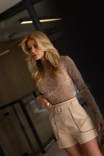 SHORTS COM VIÉS E CINTO ALFAIATARIA - BEGE