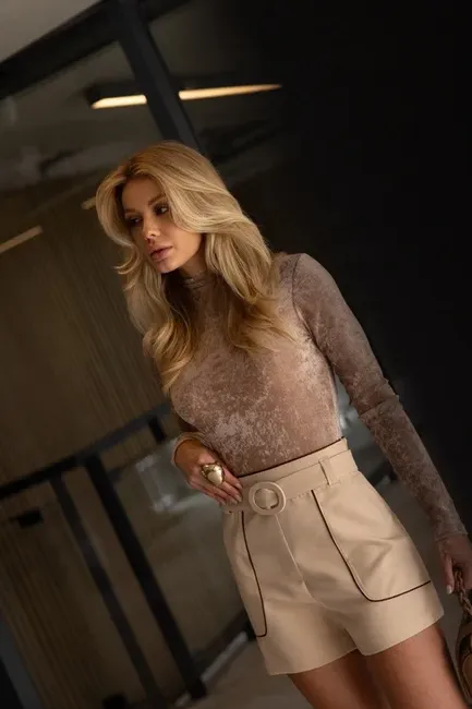 SHORTS COM VIÉS E CINTO ALFAIATARIA - BEGE