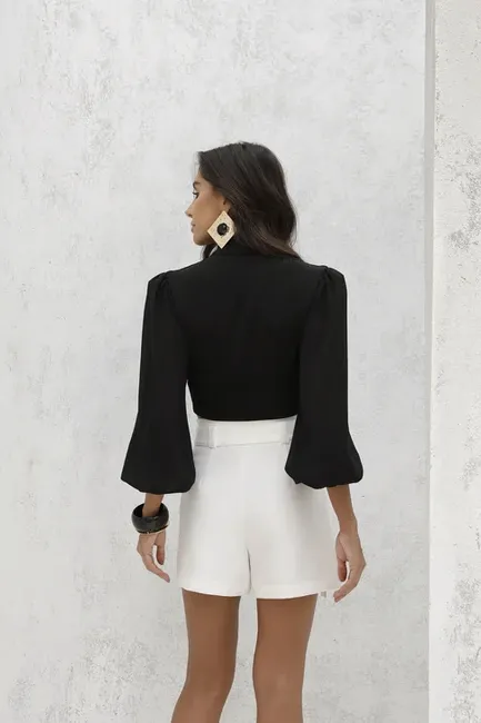 SHORTS COM VIÉS E CINTO ALFAIATARIA - OFF WHITE