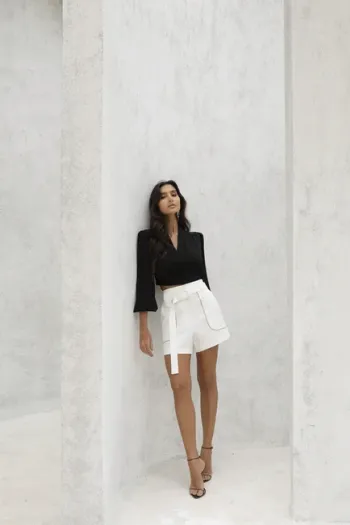 SHORTS COM VIÉS E CINTO ALFAIATARIA - OFF WHITE