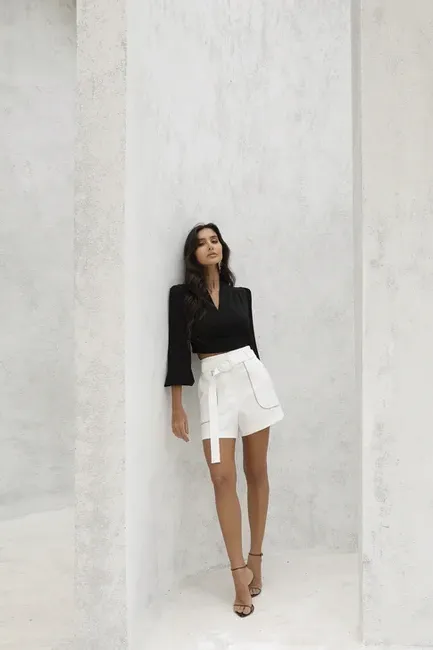 SHORTS COM VIÉS E CINTO ALFAIATARIA - OFF WHITE