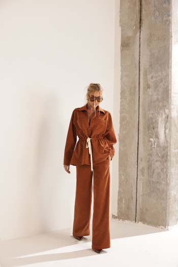 CONJUNTO TÓQUIO CASACO E CALÇA AVELUDADO - CAMEL