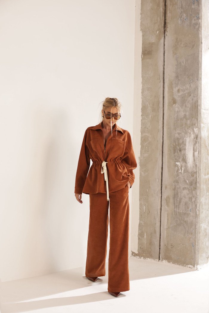 CONJUNTO TÓQUIO CASACO E CALÇA AVELUDADO - CAMEL