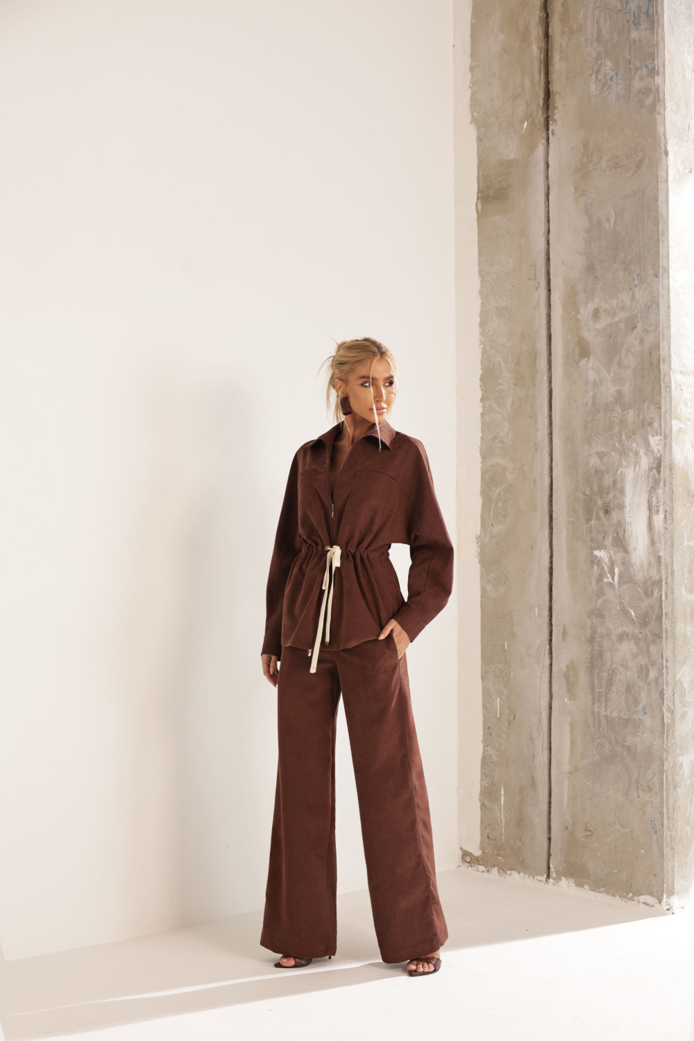 CONJUNTO TÓQUIO CASACO E CALÇA AVELUDADO - MARROM