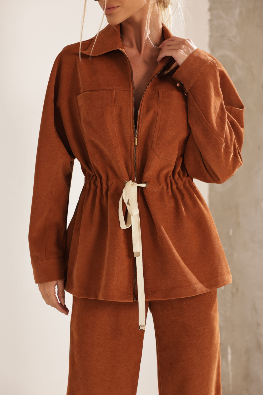 CONJUNTO TÓQUIO CASACO E CALÇA AVELUDADO - CAMEL