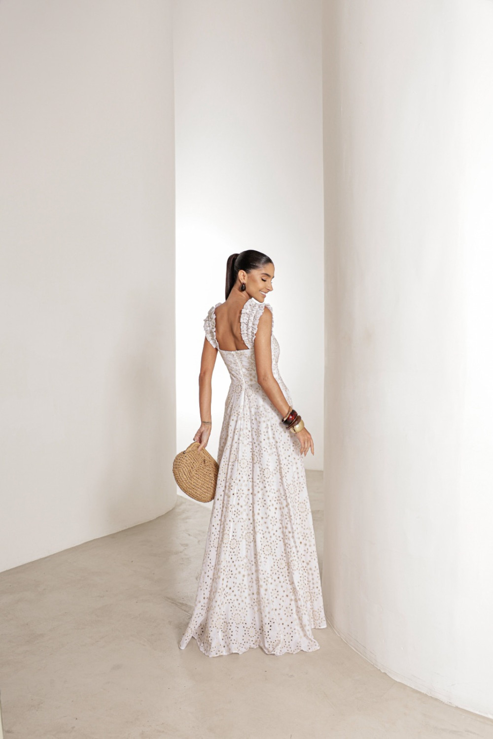 VESTIDO LONGO EM LAISE CURAÇAO COM BABADOS - BRANCO COM BEGE