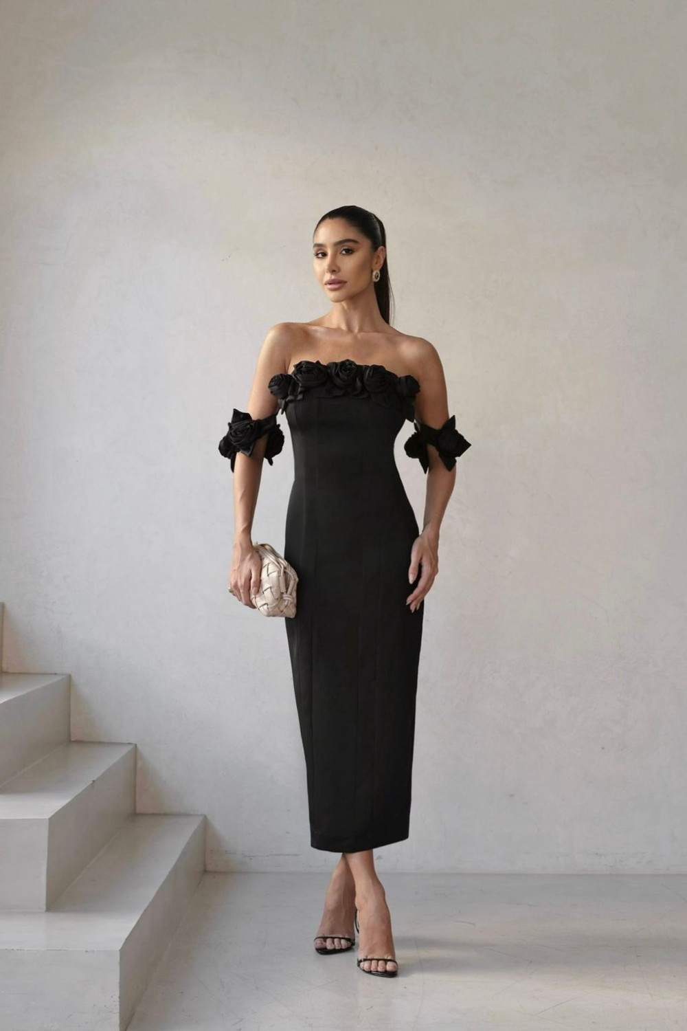 VESTIDO INGLATERRA MIDI DETALHE FLORES - PRETO