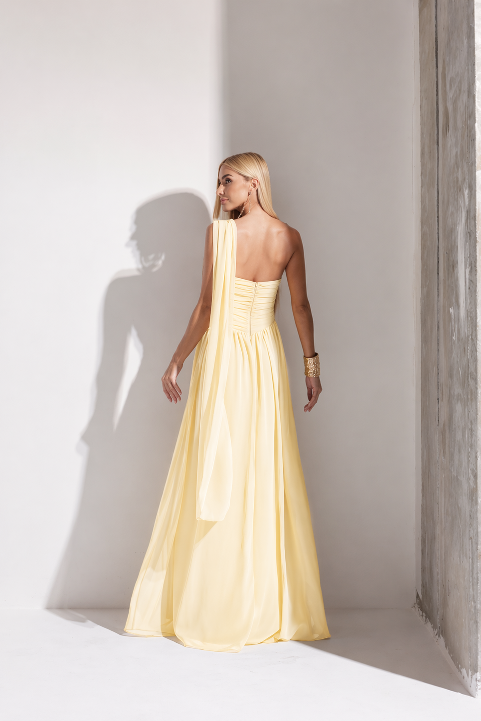 VESTIDO DE FESTA CECÍLIA CHIFFON CAPA OMBRO - AMARELO MANTEIGA