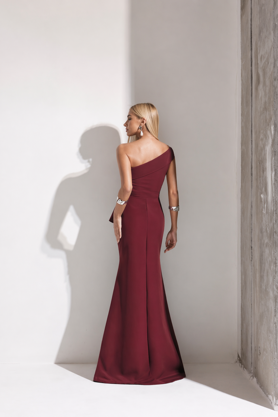 VESTIDO DE FESTA LORENA BABADOS UM OMBRO - MARSALA