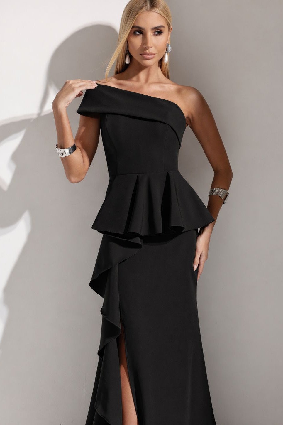 VESTIDO DE FESTA LORENA BABADOS UM OMBRO - PRETO