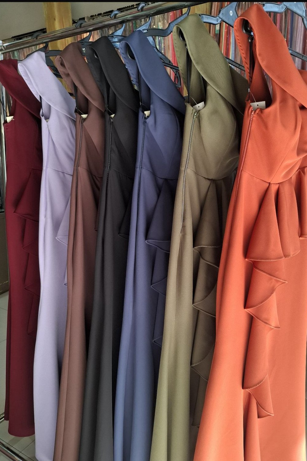 VESTIDO DE FESTA LORENA BABADOS UM OMBRO - MARROM