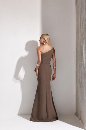 VESTIDO DE FESTA LORENA BABADOS UM OMBRO - MARROM