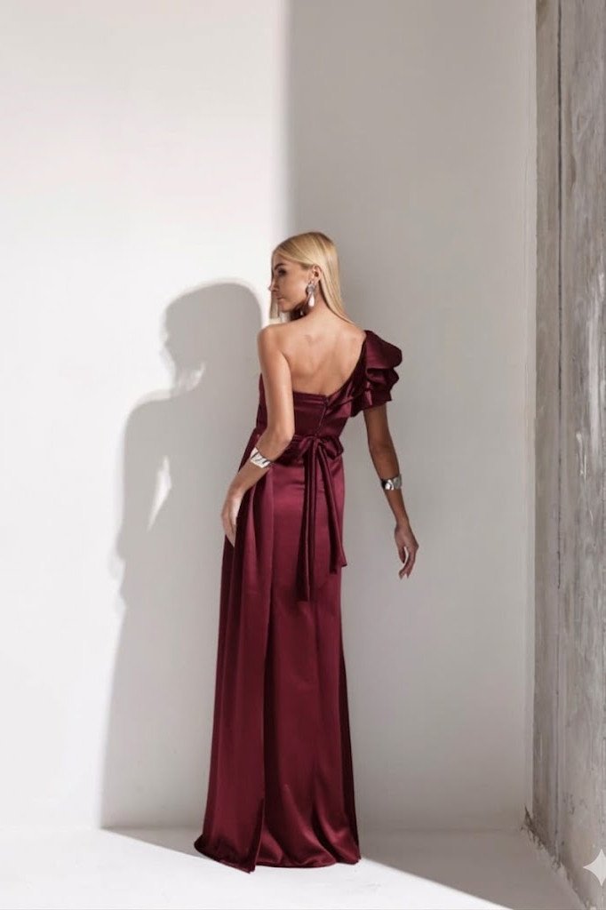 VESTIDO DE FESTA LUCY CREPE ACETINADO UM OMBRO - MARSALA