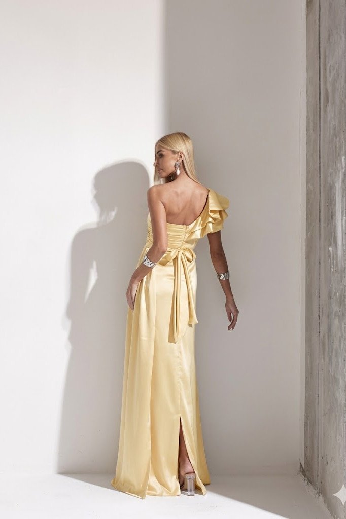 VESTIDO DE FESTA LUCY CREPE ACETINADO UM OMBRO - AMARELO MANTEIGA