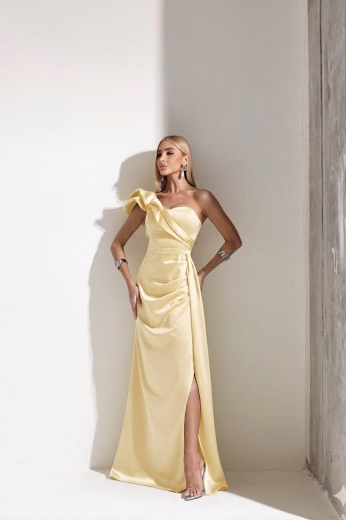 VESTIDO DE FESTA LUCY CREPE ACETINADO UM OMBRO - AMARELO MANTEIGA