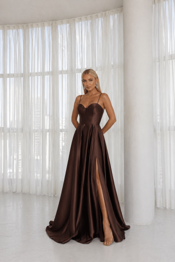 VESTIDO DE FESTA NORUEGA CREPE ACETINADO - MARROM