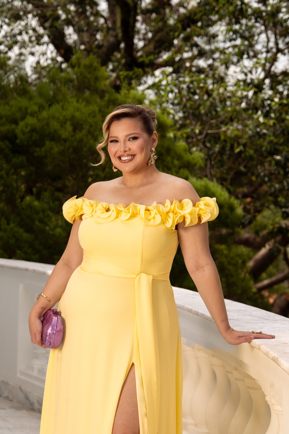 VESTIDO DE FESTA PÂMELA PLUS SIZE DETALHE FLOR - AMARELO