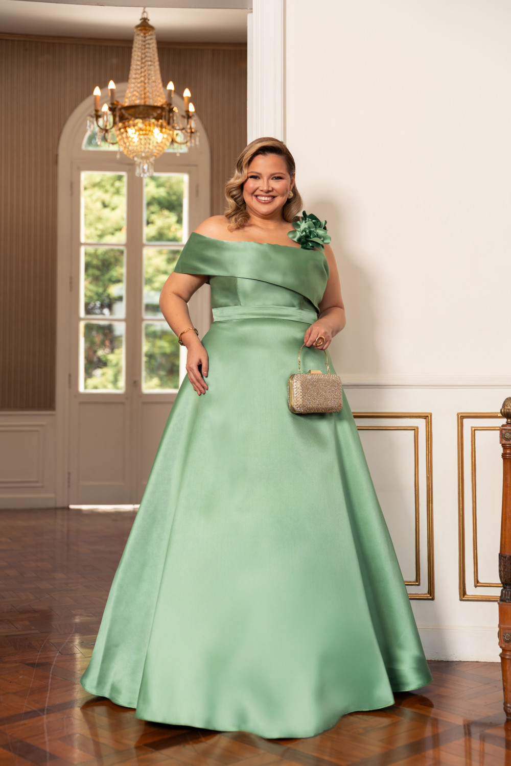 VESTIDO ÁGATA OMBRO A OMBRO DETALHE FLOR PLUS SIZE - VERDE OLIVA