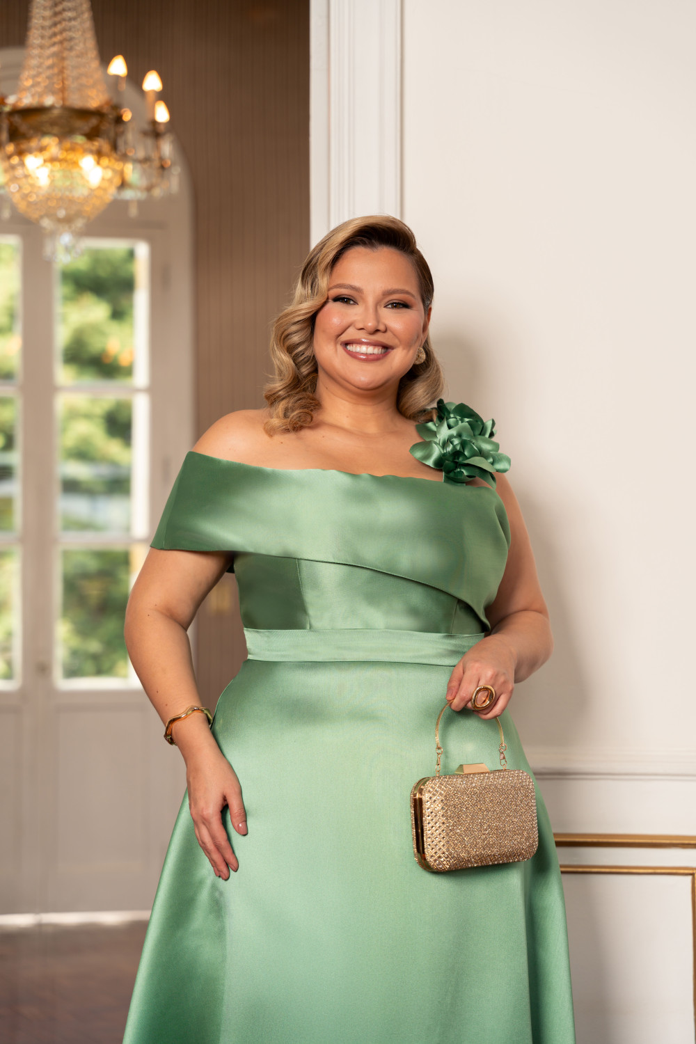 VESTIDO ÁGATA OMBRO A OMBRO DETALHE FLOR PLUS SIZE - VERDE OLIVA