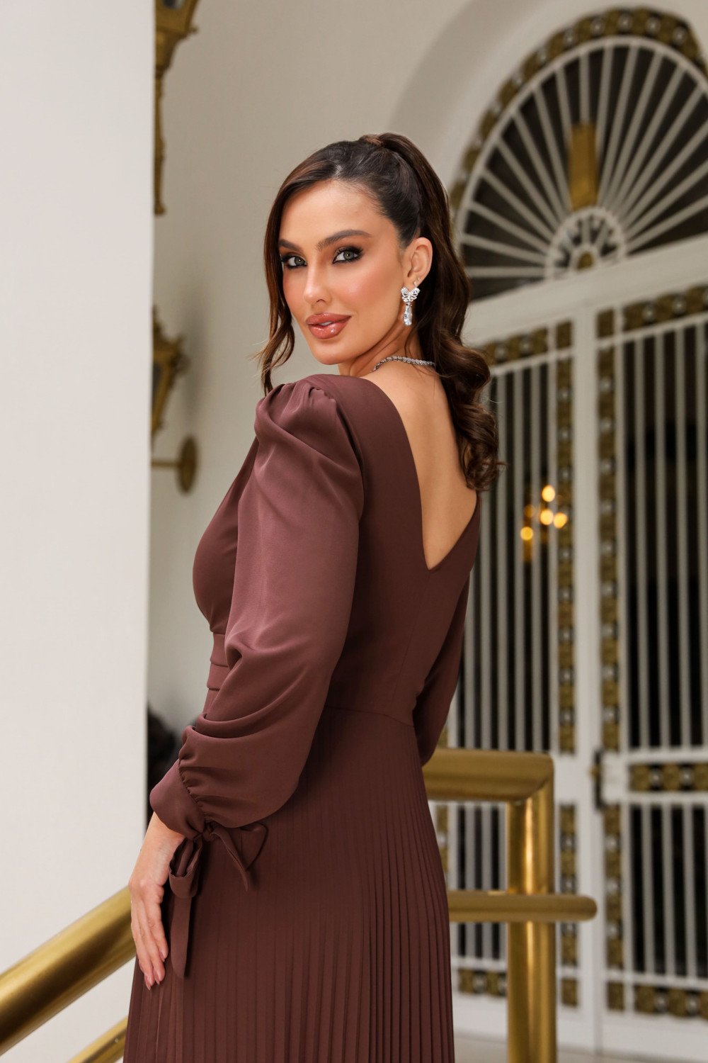 VESTIDO DE FESTA GIOVANA CREPE MUSSELINE DETALHE PLISSADO - MARROM