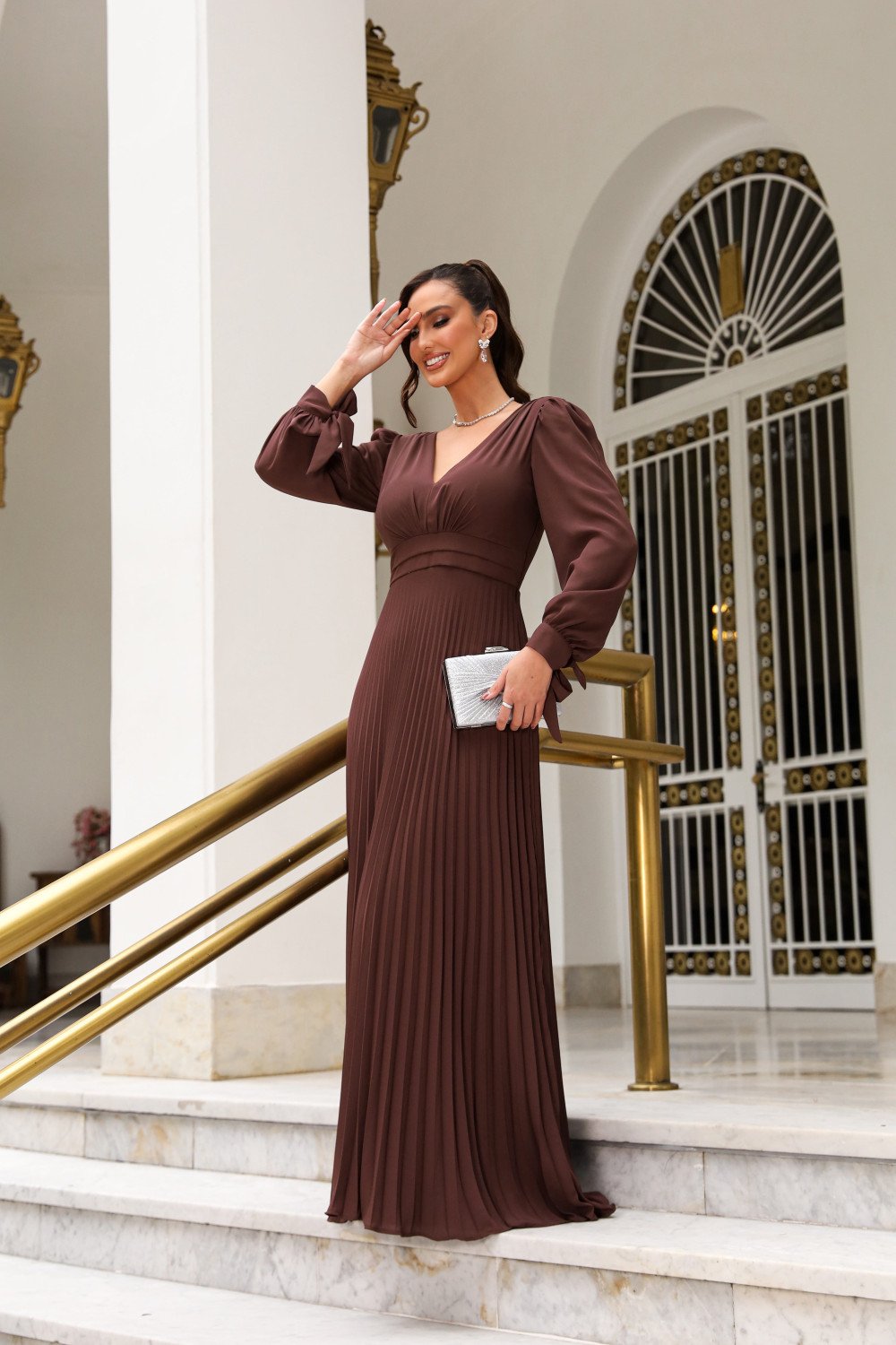 VESTIDO DE FESTA GIOVANA CREPE MUSSELINE DETALHE PLISSADO - MARROM