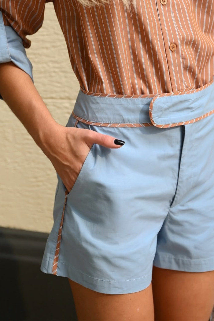 SHORTS HELLENA VIÉS LISTRADO - AZUL