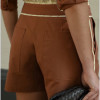 SHORTS HELLENA VIÉS LISTRADO - MARROM