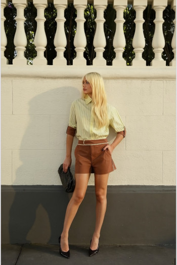 SHORTS HELLENA VIÉS LISTRADO - MARROM