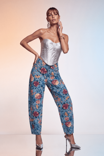 CALÇA BARREL JEANS ESTAMPA FLORAL CAPRI - LAVAGEM CLARA