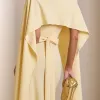 [PRÉ-VENDA] VESTIDO DE FESTA JOANE CREPE ALFAIATARIA COM CAPA - AMARELO MANTEIGA