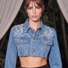 JAQUETA JEANS CROPPED DUDA BORDADA PÉROLAS ATELIER - AZUL