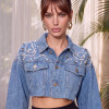 JAQUETA JEANS CROPPED DUDA BORDADA PÉROLAS ATELIER - AZUL