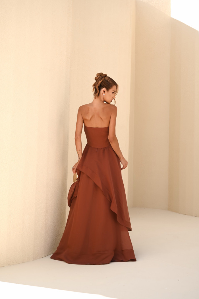 VESTIDO SOFISTIC LONGO T.Q.C. ASSIMÉTRICO ORGANZA - MARROM