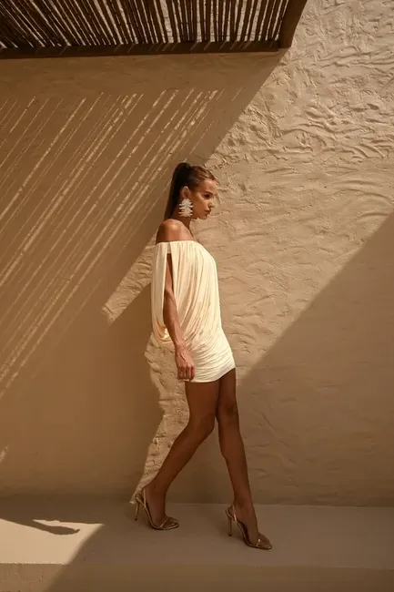 VESTIDO TÁSSIA CURTO CAPA DRAPEADA - CREME