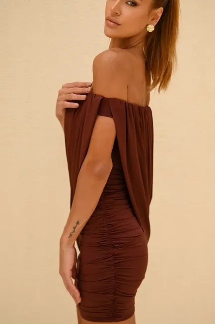 VESTIDO TÁSSIA CURTO CAPA DRAPEADA - MARROM