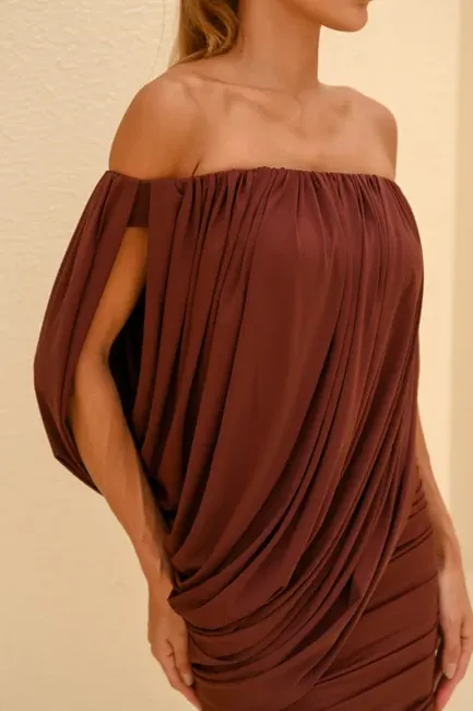VESTIDO TÁSSIA CURTO CAPA DRAPEADA - MARROM