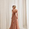 VESTIDO AUSTRÁLIA LONGO BABADOS T.Q.C - AMÊNDOA