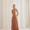 VESTIDO AUSTRÁLIA LONGO BABADOS T.Q.C - AMÊNDOA