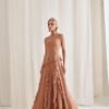 VESTIDO AUSTRÁLIA LONGO BABADOS T.Q.C - AMÊNDOA