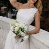 VESTIDO LONGO ROMANA UM OMBRO COM FLOR - OFF WHITE