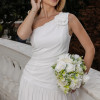 VESTIDO LONGO ROMANA UM OMBRO COM FLOR - OFF WHITE